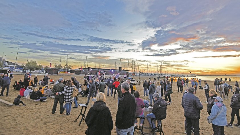 Homenatge al sol a la platja de la Perola
