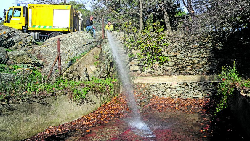 Aboquen aigua regenerada a una bassa del Cap de Creus