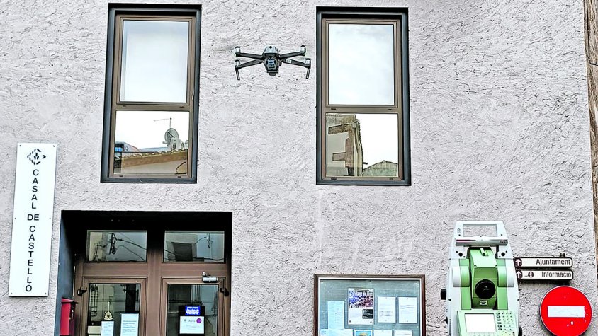 La façana de migdia del Palau dels Comtes de Castelló es prepara per a les obres