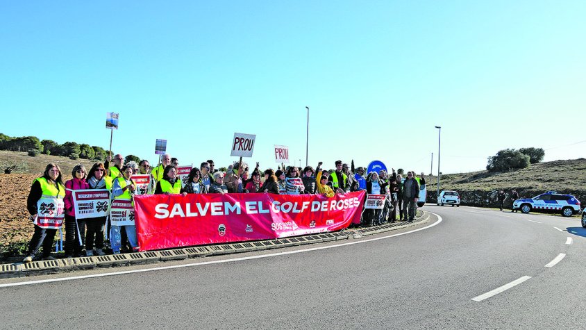 Talls de trànsit intermitents a l’Escala i a Sant Climent per dir ‘no’ a l’eòlica marina