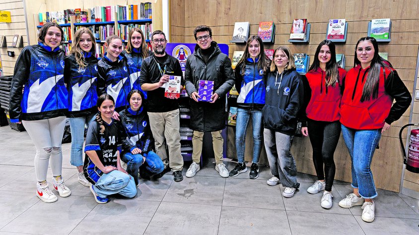 La iniciativa Nenes Valentes organitza una embolicada de regals solidària