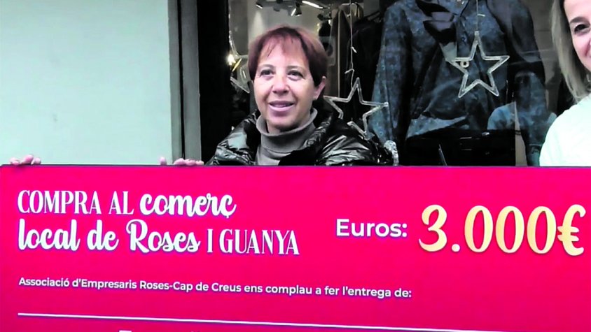 Àfrica Mena gasta els 3.000 € del premi ‘Compra al comerç local de Roses’
