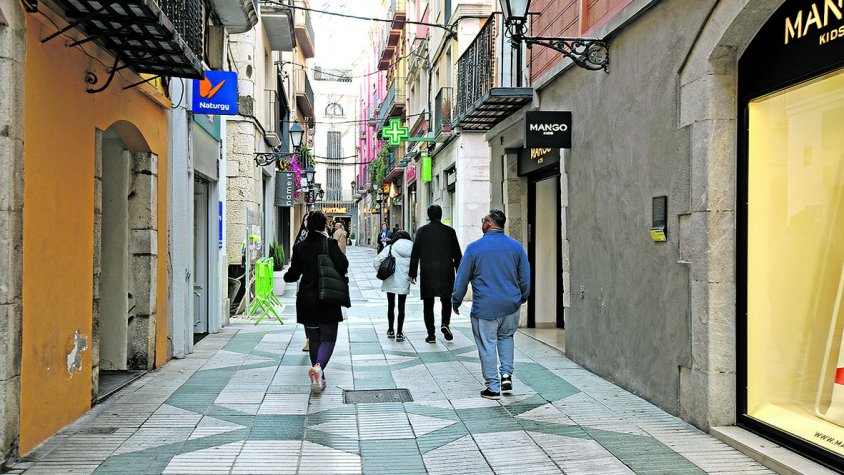 Els comerciants recullen signatures per demanar més seguretat al Rovell de l’Ou