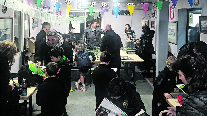 El CF Peralada presenta el segon àlbum amb cromos de tots els jugadors i jugadores del club