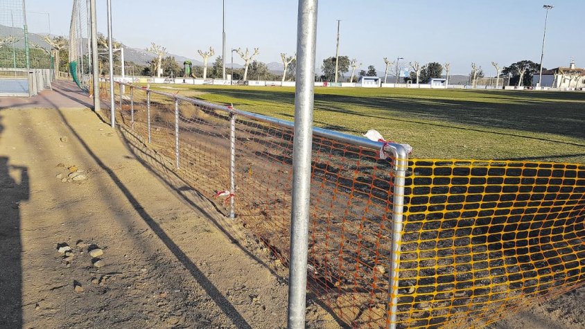 Agullana desplaça uns metres el camp de futbol