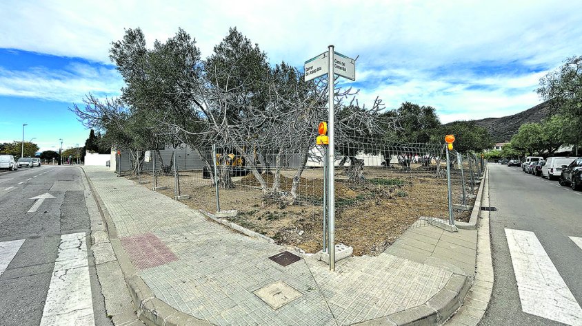 Preparen la zona verda a l’entorn del cementiri i el tanatori