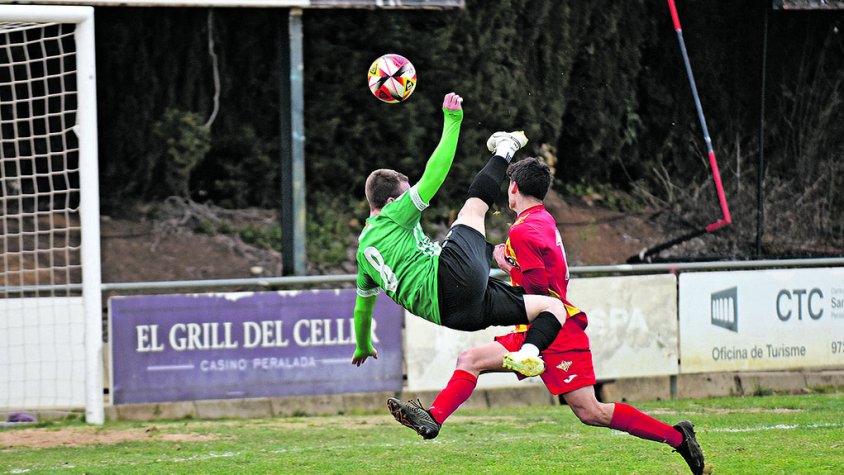 L’Escala es refà a Vilafranca i el Peralada utilitza el cap per guanyar