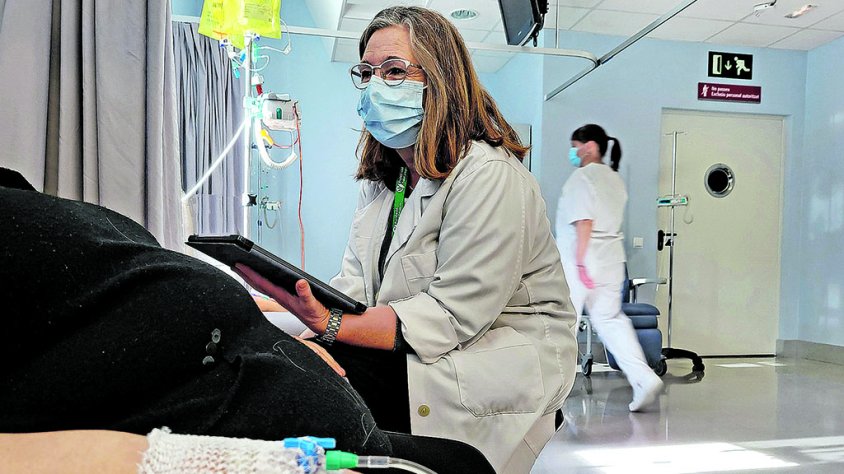 Roses contra el Càncer entrega 5.900 euros a l’Hospital de Figueres