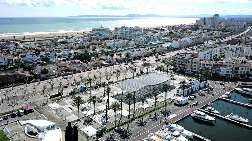 Empuriabrava estrena la nova plaça de les Palmeres