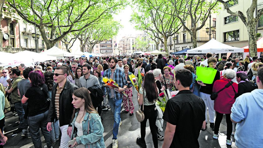 La Rambla de Figueres viu la diada de Sant Jordi