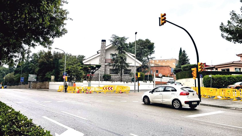Primers dies de la cruïlla semaforitzada a la pujada del Castell