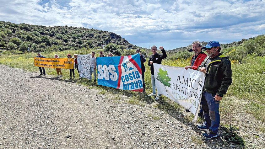 Mobilització contra el trasllat del camp de futbol de Cadaqués