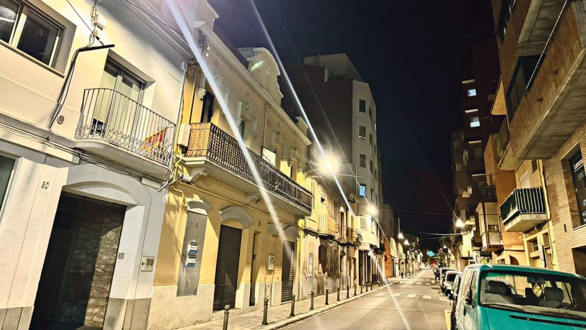 El carrer Tapis estrena una vintena de lluminàries led