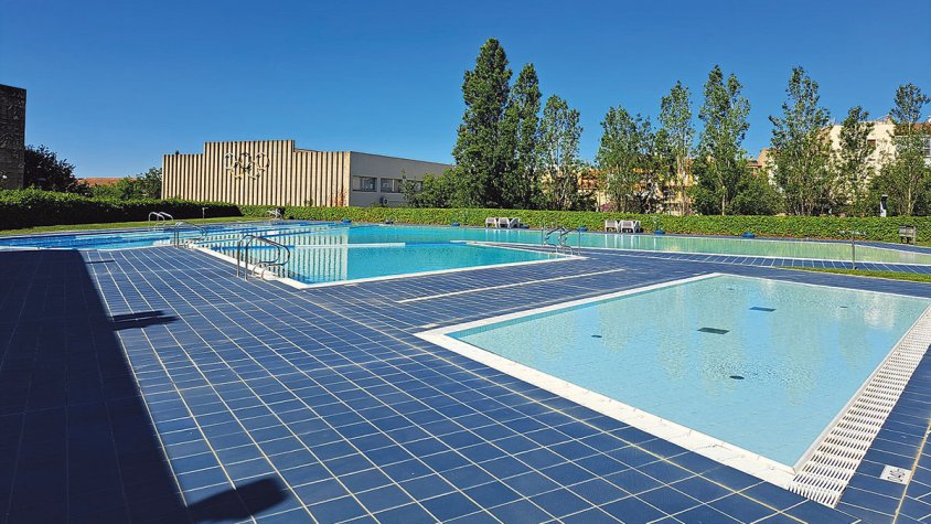 Quatre càmeres i un vigilant de seguretat, a la piscina