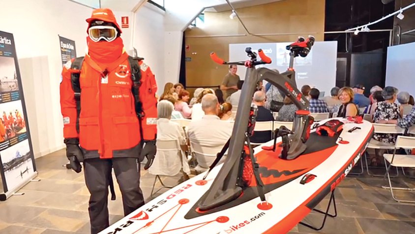 Una mostra recull el viatge a l’Antàrtida en bicicleta aquàtica