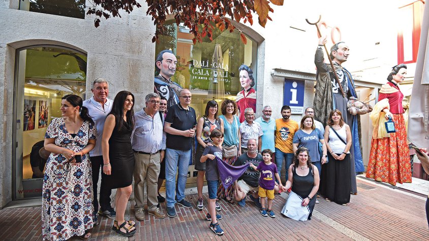 Els gegants Dalí i Gala celebren un quart de segle