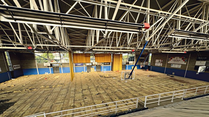 Canvien el parquet del pavelló d’esports de l'Escala