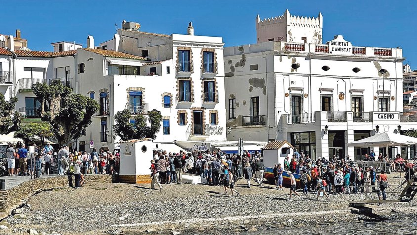 Cadaqués redueix a la meitat el nombre de turistes que arriben amb creuer des de Roses