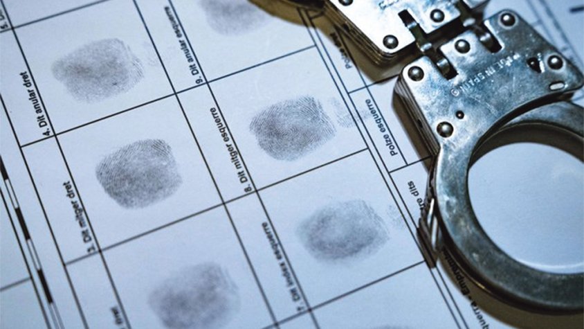 Un mosso deté dues lladres que feien el mètode de l’abraçada