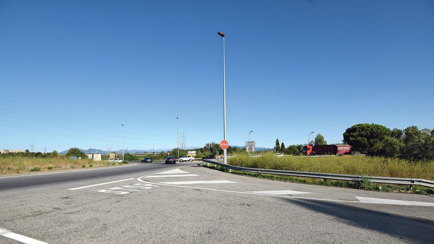 Enllaç amb rotonda, passos elevats i un nou aparcament