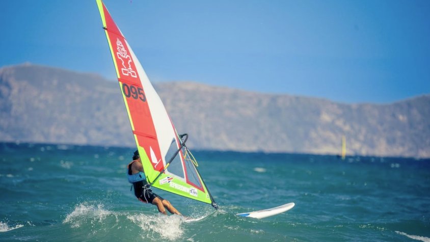 Arrenca el Campionat del Món de Windsurf a la badia de Roses