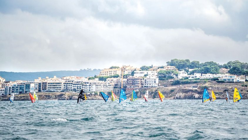 Els regatistes italians i francesos dominen a la Badia de Roses