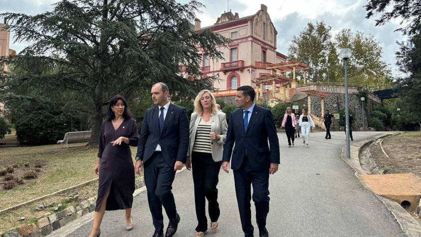 El conseller de la Presidència visita diversos equipaments de Llançà i de Portbou