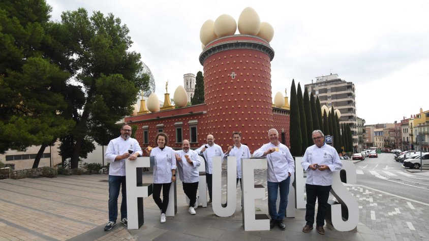 Els pastissers de Figueres presenten tres crostons en commemoració dels cinquanta anys del Teatre-Museu Dalí