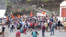 Més de 200 persones es concentren exigeixen la reobertura del camí de ronda de Colera a la cala de Port Joan