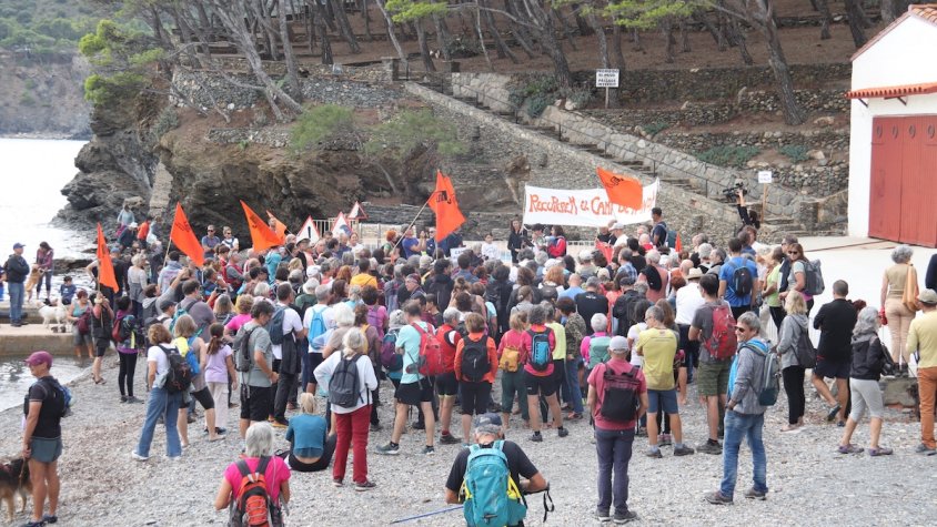 Més de 200 persones es concentren exigeixen la reobertura del camí de ronda de Colera a la cala de Port Joan