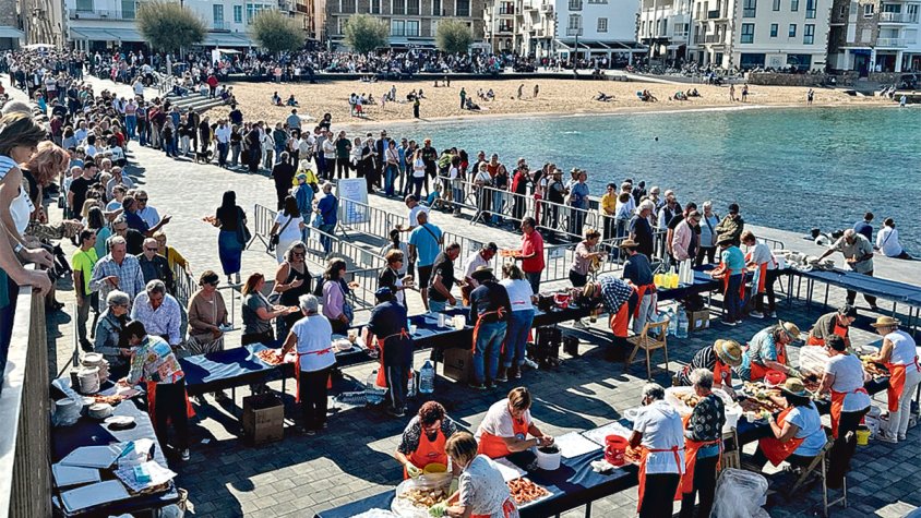 L’Escala renova el seu idil·li amb l’anxova en una festa multitudinària