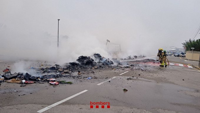 L'incendi d'un camió obliga a confinar l'institut-escola d'Empuriabrava
