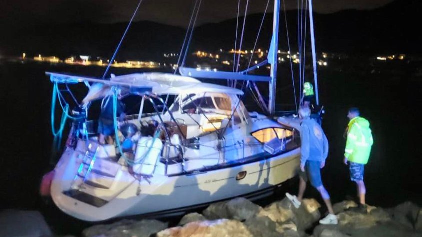 Rescaten quatre tripulants d'un veler arrossegat pel vent al Port de la Selva