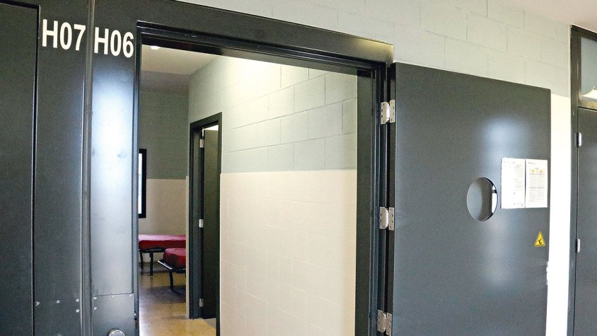 Se suïcida en una cel·la d’aïllament