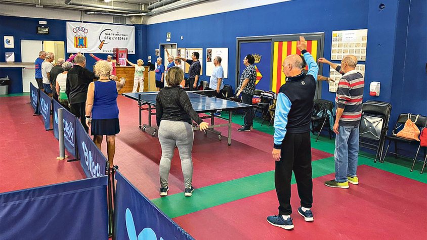 Tennis taula amb majors de 60 anys per fomentar la salut i el benestar