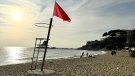 Roses tanca al bany la platja de l'Almadrava tot el cap de setmana