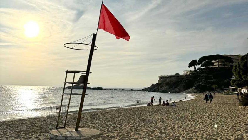 Roses tanca al bany la platja de l'Almadrava tot el cap de setmana