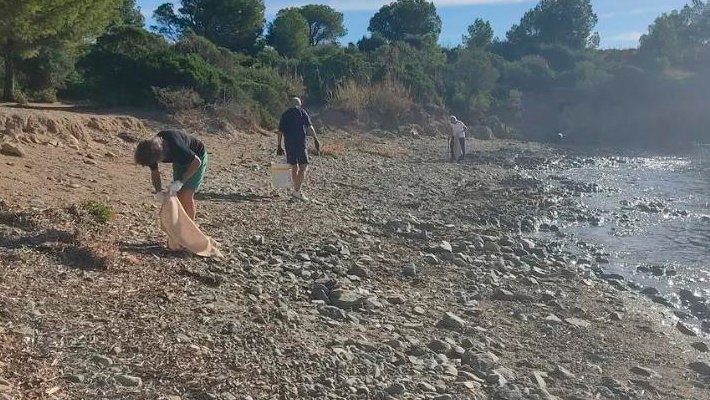 Retiren 10 quilos de brossa a les platges de Canyelles i Cors