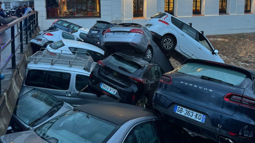 Una riuada s'emporta 30 cotxes a la riera de Cadaqués (cliqueu per ampliar)