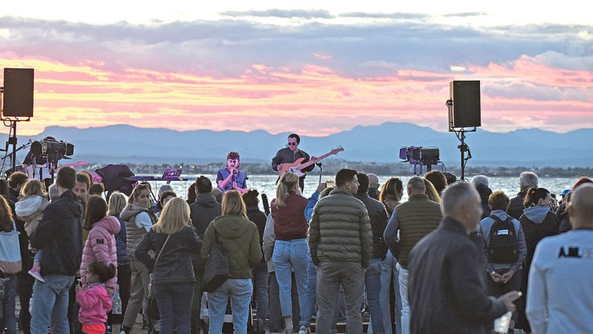 La pluja no atura l’idil·li entre el sol i el Festivalet de Roses