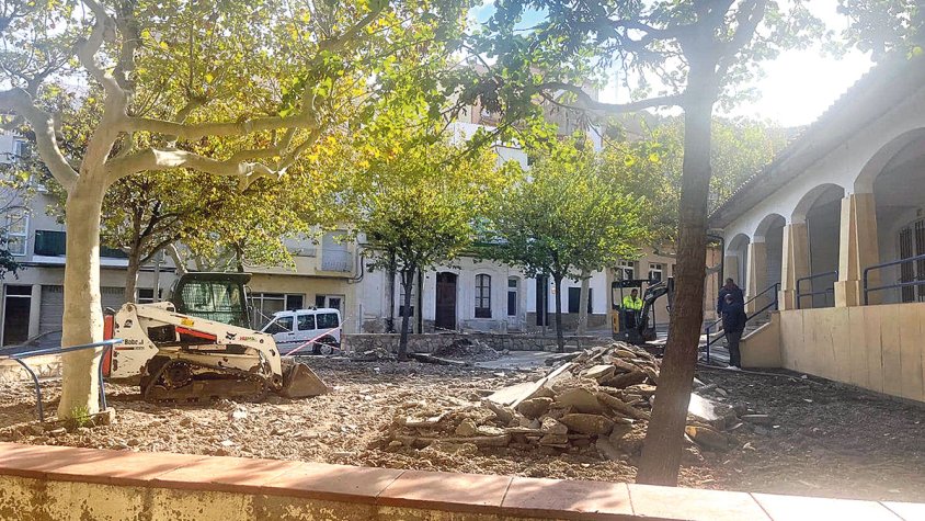 Remodelació de la plaça adjacent al mercat de Portbou