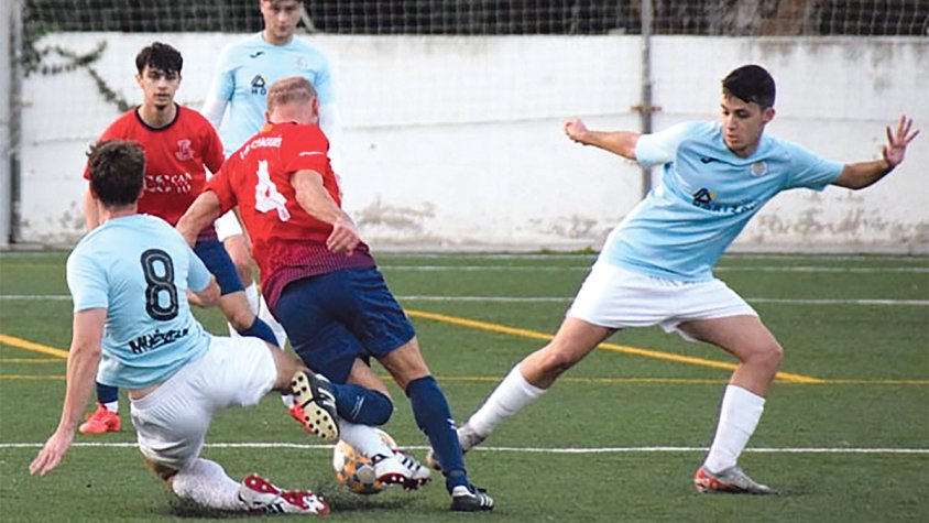El Cadaqués sua de valent i es manté invicte