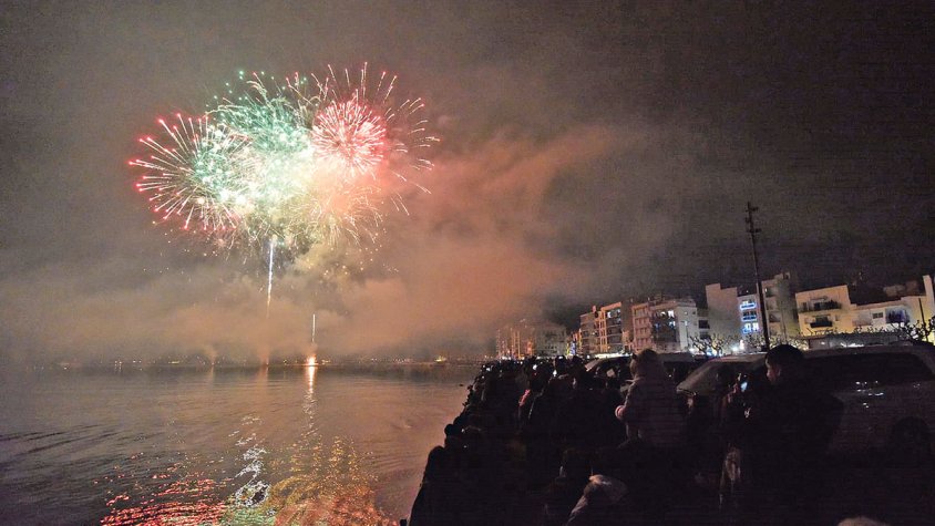 Roses ofereix un espectacle de llums i pirotècnia per entrar al 2025