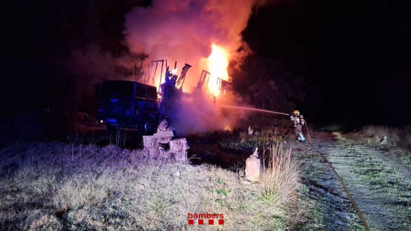 Es crema el camió on vivia i pateix ferides de gravetat