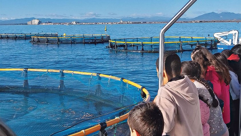 Acosten l’activitat de la piscifactoria a les escoles