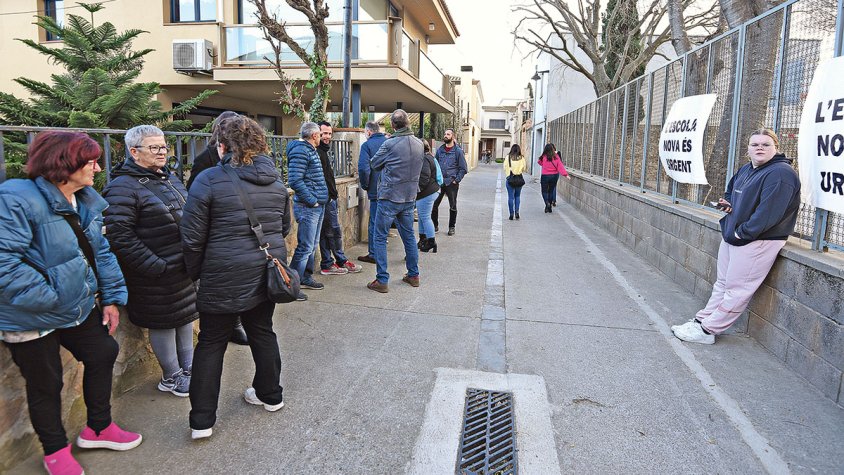Mobilització per reclamar la urgència de la nova escola