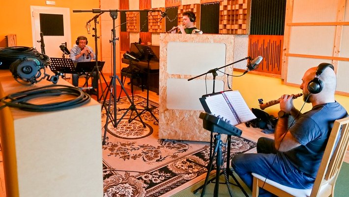El grup en plena gravació