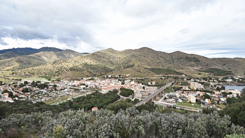 Colera: terra, mar i pau