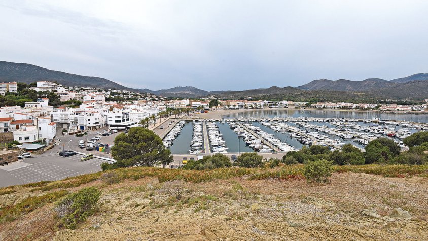 Llançà estudia posar zones blaves