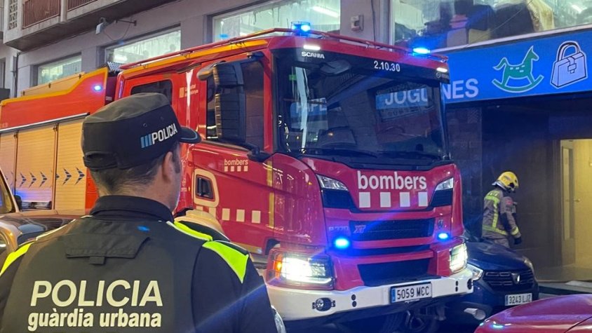 L'incendi el bloc del carrer Méndez Núñez no deixa víctimes, però obliga a confinar els veïns